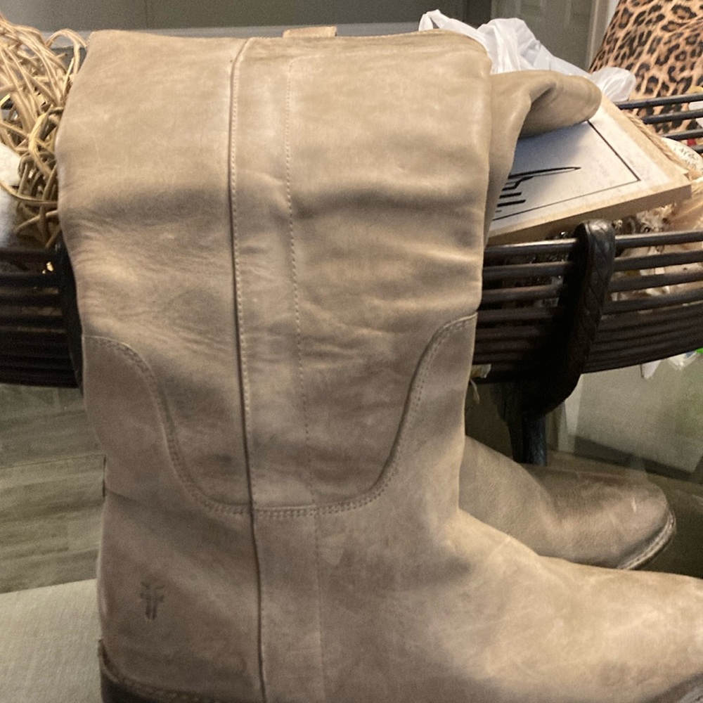 Frye boots size 9.5 taupe knee length leather boots in GUC